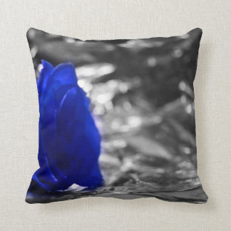 Coussin Rose de bleu sur l'arrière - plan d'argent d'aile