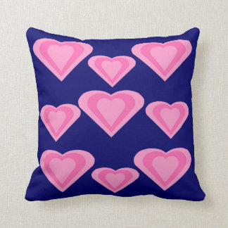 Coussin rose de coussin de thème de coeurs d'amour