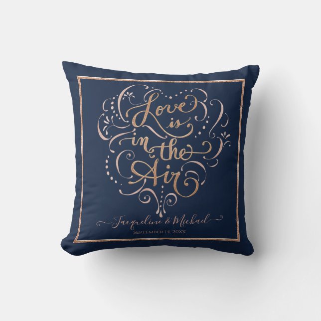 Coussin Rose de la Marine Typographie de script d'or Amour (Recto)