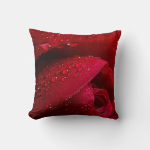 Coussin Rose de macro rouge avec gouttelettes d'eau