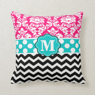 Coussin rose de monogramme de Chevron de damassé