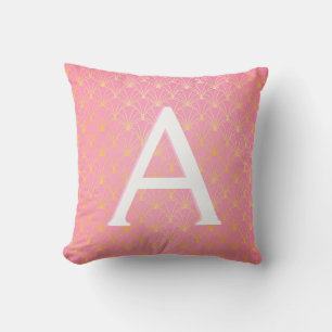 Coussin Rose et accent initial décoré d'un monogramme