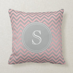 Coussin rose et argenté de Chevron