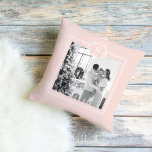 Coussin Rose et blanc modernes | Photo de famille | Initia<br><div class="desc">cette photo de famille moderne rose et blanc dégage un sentiment de convivialité,  d'amour et de style contemporain. Il saisit un moment de joie et d'unité,  mettant en valeur la beauté de la famille et leur lien harmonieux.</div>
