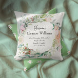 Coussin Rose Floral Garland Personnalisé Baby Birth Stats<br><div class="desc">Cet oreiller à jetons personnalisé et fleuri est orné d'une délicate étoffe de roses d'été entourant le nom et la naissance du bébé. L'inverse a un mignon motif marguerrier sur un arrière - plan vert émeraude. Conçu par Thisisnotme©</div>