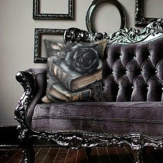 Coussin Rose noire gothique sur pile de livres (Créateur téléchargé)