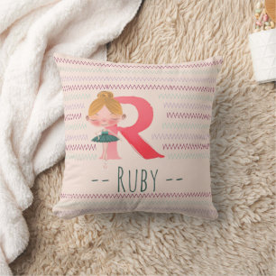 Coussin Rose Pâle Ballerine Monogram R – Art Personnalisé
