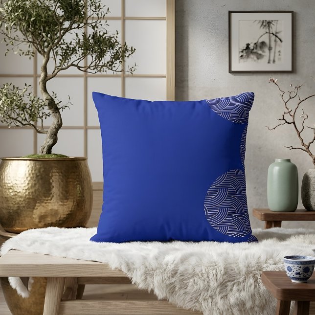 Coussin Rose Pâle Moderne Japandi Seigaiha sur Fond Bleu d (Créateur téléchargé)