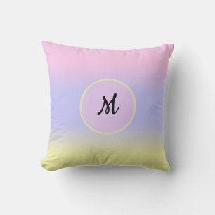 Coussin Rose pastel, bleu et jaune avec monogramme