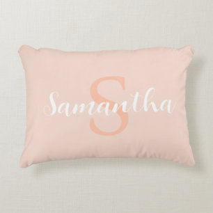 Coussin rose personnalisé avec nom initial