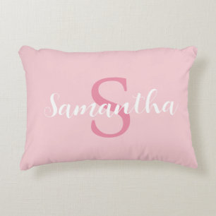 Coussin rose personnalisé avec nom initial