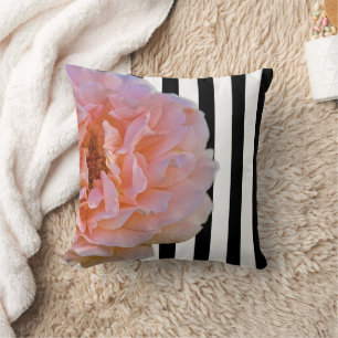 Coussin Rose rose avec bandes verticales noires et blanche