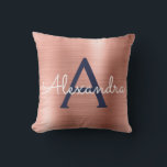 Coussin Rose Rose Gold Navy Blue Monogramme Nom<br><div class="desc">Blush Pink - Rose Gold et Navy Blue Foil brossé Monogramme en métal Nom et Coussin initial. La coussin est un cadeau parfait pour quelqu'un qui décorait sa chambre en or rose.</div>