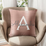 Coussin Rose Rose Or brossé Métal Nom du monogramme<br><div class="desc">Blush Pink - Rose Gold Foil brossé Monogramme en métal Nom et Coussin initial. Le coussin monogrammed fait le cadeau parfait Fête des mariées, Bachelorette Party, Baby shower, Mariage ou Sweet 16, 18th, 21th, 30th, 40th, 50th, ou 60th Birthday pour quelqu'un décorant sa chambre en or rose élégant et moderne....</div>