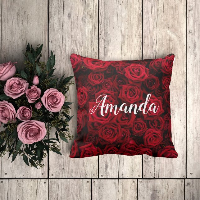 Coussin Rose rouge romantique Valentine monogramme personn (Créateur téléchargé)
