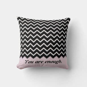 Coussin rose vif avec un chevron noir