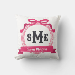 Coussin Rose vif clé grecque arc monogramme