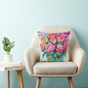 Coussin roses dans un vase