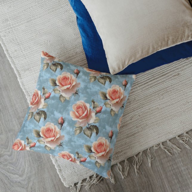 Coussin Roses élégantes couleur pêche sur fond bleu (Créateur téléchargé)
