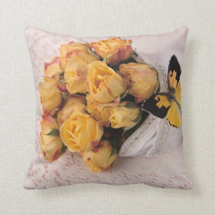 Coussin Roses jaunes avec papillon