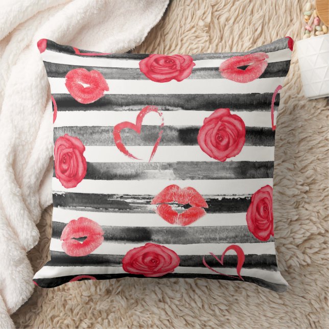 Coussin Roses roses, lèvres, cœurs et rayures noires (Couverture)