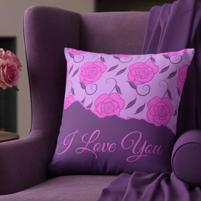 Coussin Roses roses roses profondes sur amour violet vous (Pink roses on purple. Elegant and personal. Great for mom, partner or anyone you love.)