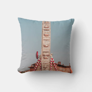 COUSSIN ROUE DE FERRIS BLANCHE ET ROUGE EN JOURNÉE