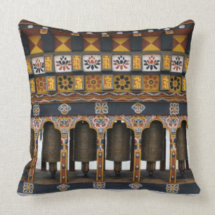 Coussin Roues de prière dans un petit carré public