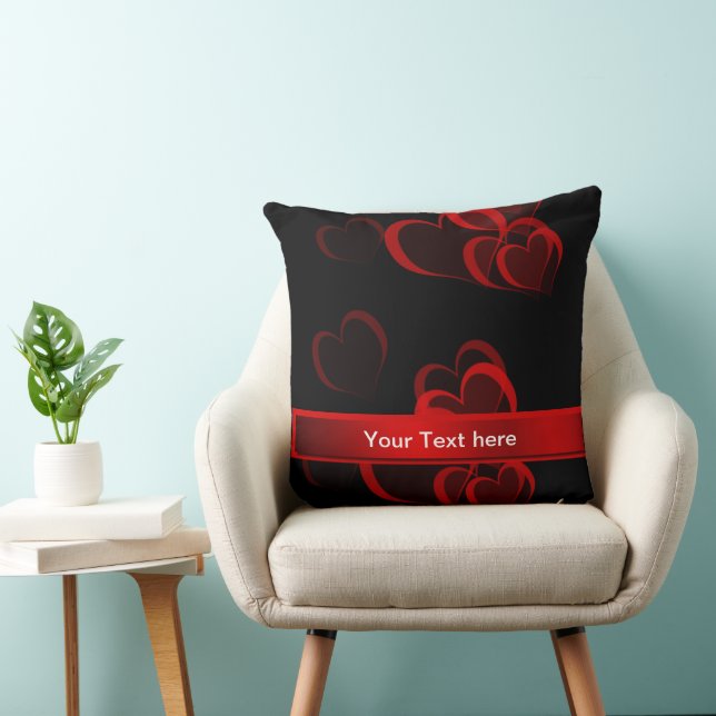 Coussin rouge coeur dans le modèle de texte noir (Chaise)