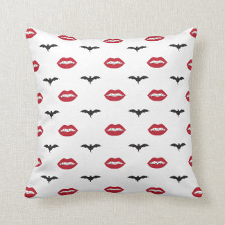 Coussin rouge de motif de lèvres et de battes de
