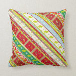 Coussin rouge et vert à motifs de Noël<br><div class="desc">Coussin à motif graphique de Noël. Composé de buse, perdrix, flocons de neige et coeurs. Design unique par Sarah Trett.</div>
