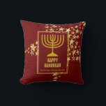 Coussin Rouge | HAPPY HANOUKKA avec | Menorah<br><div class="desc">Coussin festif élégant avec des étoiles faux or et menorah. BÉNÉFICIAIRES DE VACANCES apparaît dans un motif arrière - plan subtil. Le texte de l'espace réservé est personnalisable afin que vous puissiez changer HAPPY HANOUKKA en un message de bienvenue de votre choix (texte de longueur similaire) ou dans votre propre...</div>
