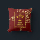 Coussin Rouge | HAPPY HANOUKKA avec | Menorah<br><div class="desc">Coussin festif élégant avec des étoiles faux or et menorah. BÉNÉFICIAIRES DE VACANCES apparaît dans un motif arrière - plan subtil. Le texte de l'espace réservé est personnalisable afin que vous puissiez changer HAPPY HANOUKKA en un message de bienvenue de votre choix (texte de longueur similaire) ou dans votre propre...</div>
