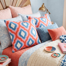 Rouge Rose et Bleu Motif Ikat Ogee Coloré