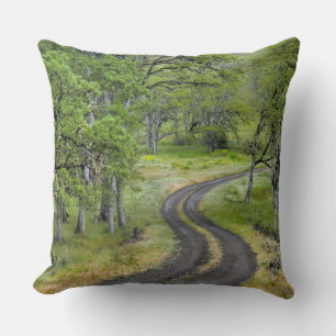 Coussin Route de campagne à travers les arbres, Oregon