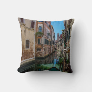 Coussin Rue étroite avec canal à Venise