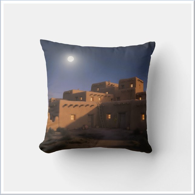 Coussin Rustic Pueblo Adobe Home Under Moonlit Sky (Créateur téléchargé)