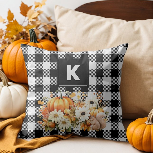 Coussin Rustique Chic Noir Blanc Plaid Jardin d'automne Mo (Rustic Chic Black & White Plaid with fall garden of flowers, pumpkins and a cute squirrel)