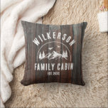 Coussin Rustique Nom de famille Cabine Cottage Lodge Retro<br><div class="desc">Un oreiller rustique et moderne avec un design branché de chaîne de montagnes de forêt avec une chaîne de montagnes, des pins, des bois et des oiseaux entourés de votre nom de famille personnalisé sur panneau de bois foncé imprimé arrière - plan, un nom personnalisable de votre chalet, cabine, maison...</div>