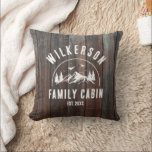 Coussin Rustique Nom de famille Cabine Cottage Lodge Retro<br><div class="desc">Un oreiller rustique et moderne avec un design branché de chaîne de montagnes de forêt avec une chaîne de montagnes, des pins, des bois et des oiseaux entourés de votre nom de famille personnalisé sur panneau de bois foncé imprimé arrière - plan, un nom personnalisable de votre chalet, cabine, maison...</div>