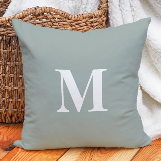 Coussin Sage Green Moderne Agritourisme Monogramme (Sage green modern farmhouse large monogram decorator pillow)