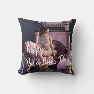 Coussin Saint Valentin Beauté en Lingerie sur le canapé