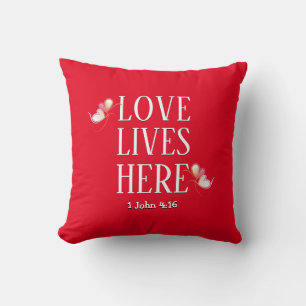 Coussin Saint valentin   LOVE LIVES ICI Texte personnalisé