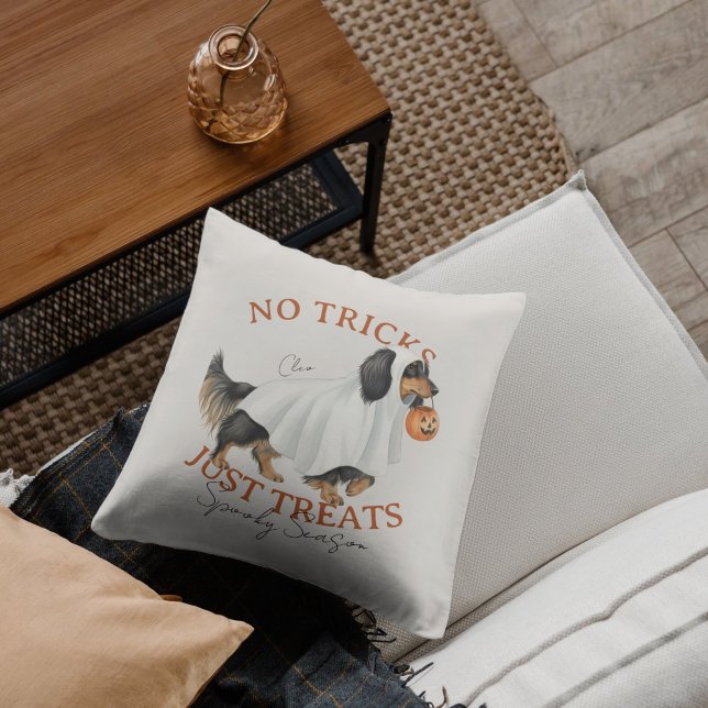 Coussin Saison Éffrayante du chien costumé fantôme Dachshu (Elevate your fall home decor with this Ghost Costume Dog Dachshund Spooky Season throw pillow! )
