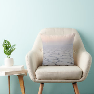 Coussin Salt Flats à l'aube : Paysage minimaliste éthéré