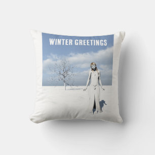 Coussin Salutations d'hiver. Elfe féminine marchant dans l