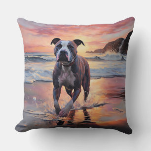 Coussin Sandy chien Staffordshire américain sur la plage a