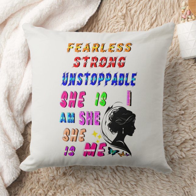 Coussin Sans Peur Forte Inarrêtable Elle Est (Couverture)