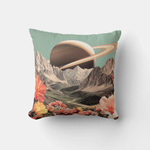Coussin Saturne surréaliste sur la vallée de montagne