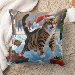 Coussin Scène de neige festive de Noël avec un chat Bengal